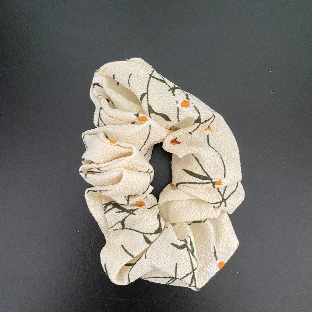 white scrunchie w/ daisy